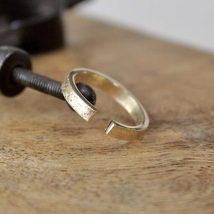 Anillo MAN Rusk Plata pequeño con Baño de Oro