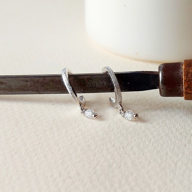 Pendientes Lara en plata y cuarzo blanco
