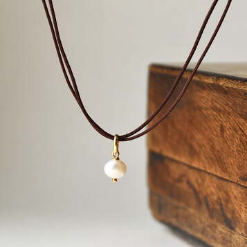 Colgante Jana Plata con baño de oro y Perla con cordón