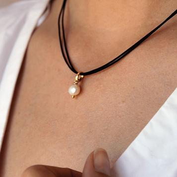 Colgante Jana Plata con baño de oro y Perla con cordón