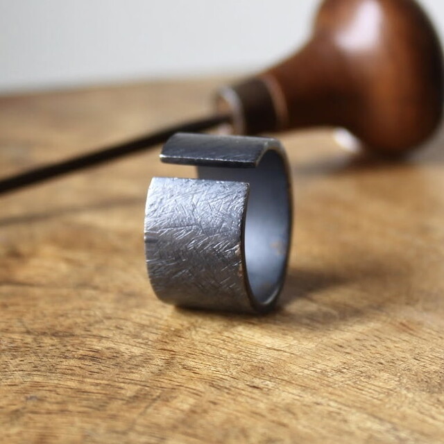 Anillo MAN Rusk BLACK Plata envejecida Grande