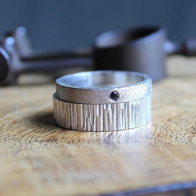 Anillo MAN Roc Plata envejecida.