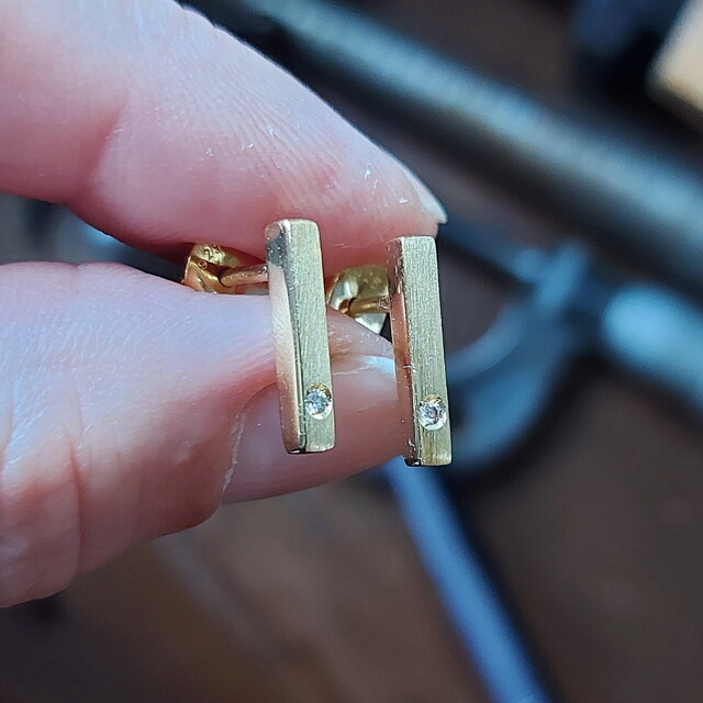 Pendientes Nara pequeño Diamante y Plata con baño de oro
