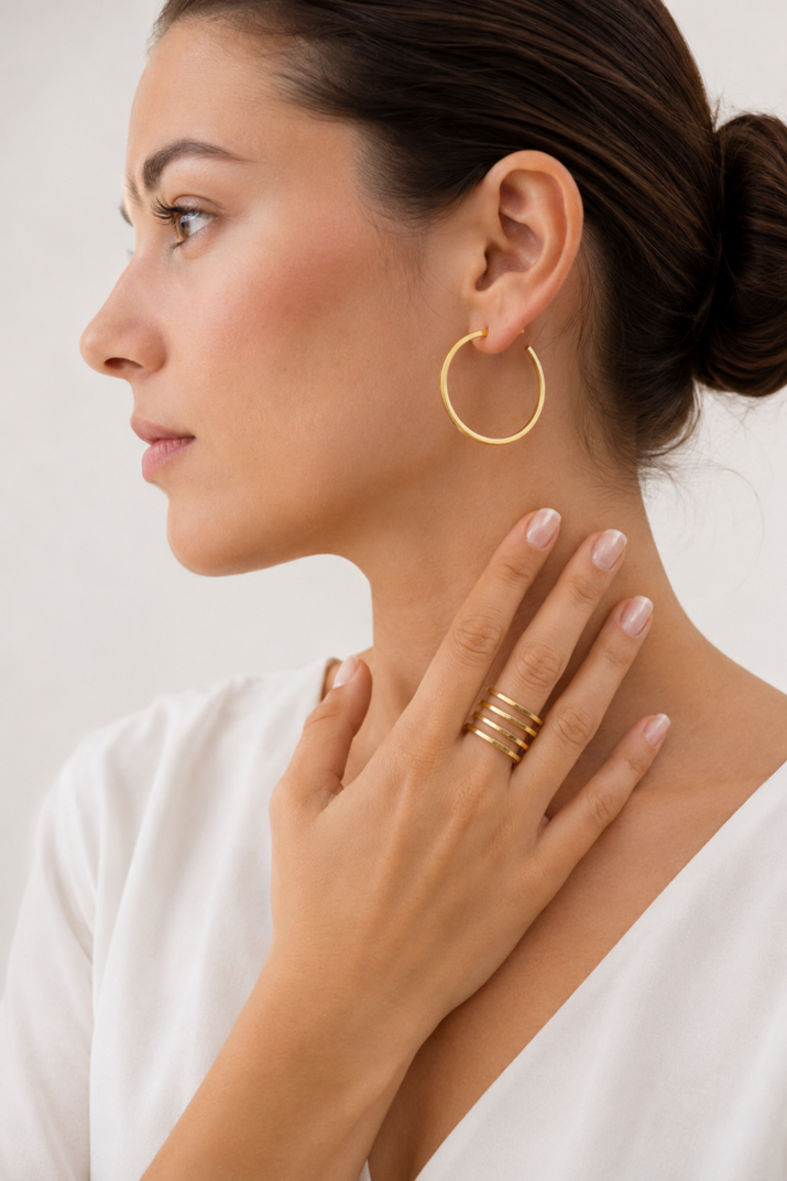 Conjunto de anillos y pendientes plateados de joyería artesanal